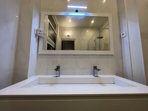 Shower, jetted tub, hair dryer, towels - Elegant 150m2 Haussmann apartment in Paris Pasteur  (Paris)
