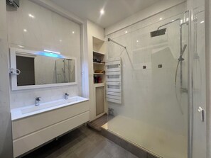 Bruser, boblebadekar, hårtørrer, håndklæder