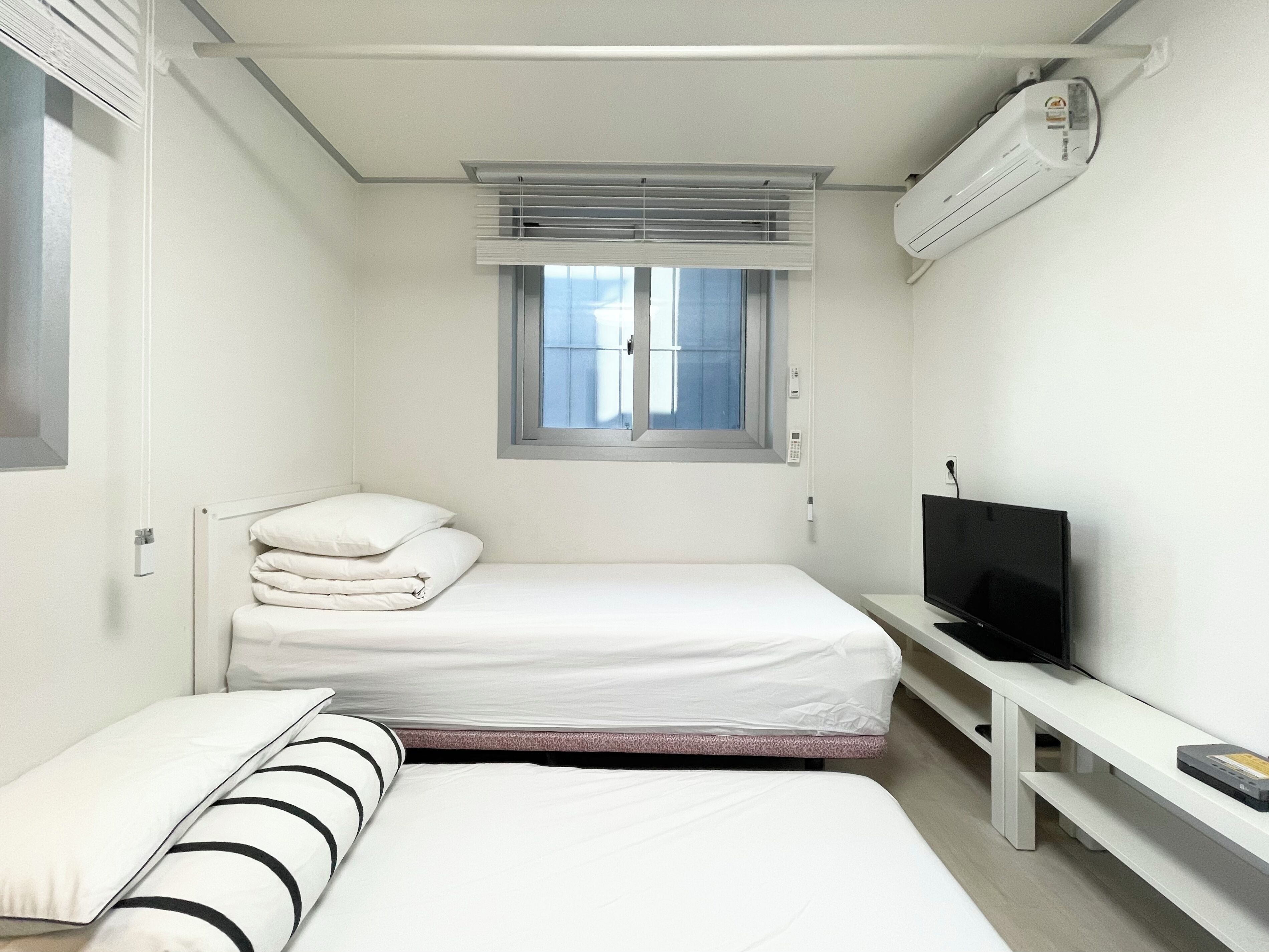 Basic Double or Twin Room, Non Smoking, Private Bathroom (Self Check-In, non-Korean nationals only) | Bàn, khu vực làm việc phù hợp cho laptop 