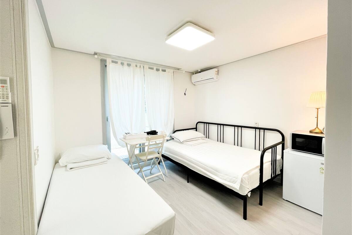Deluxe Triple Room, Multiple Beds, Non Smoking, City View (Self Check-In, non-Korean nationals only) | 書桌、手提電腦工作空間、免費 Wi-Fi、獨特設計