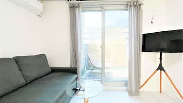 Deluxe Triple Room, Multiple Beds, Non Smoking, City View (Self Check-In, non-Korean nationals only) | Didekorasi berbeda-beda dan dilengkapi dengan perabotan berbeda-beda