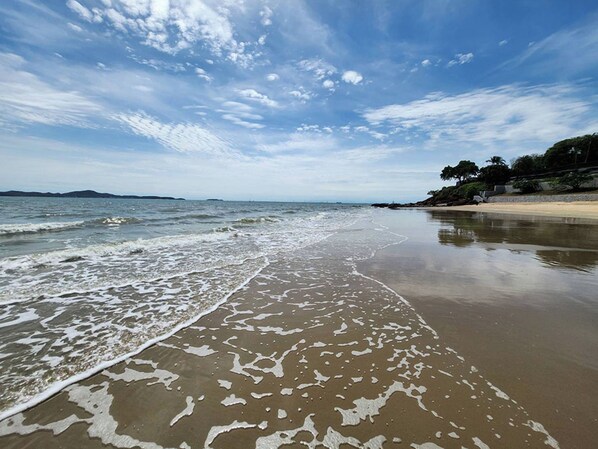 Beach nearby, white sand - Majestic Seaside Pool Villa (Pattaya)