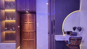 Cozinha moderna com porta de madeira, prateleiras embutidas e bancada curva.