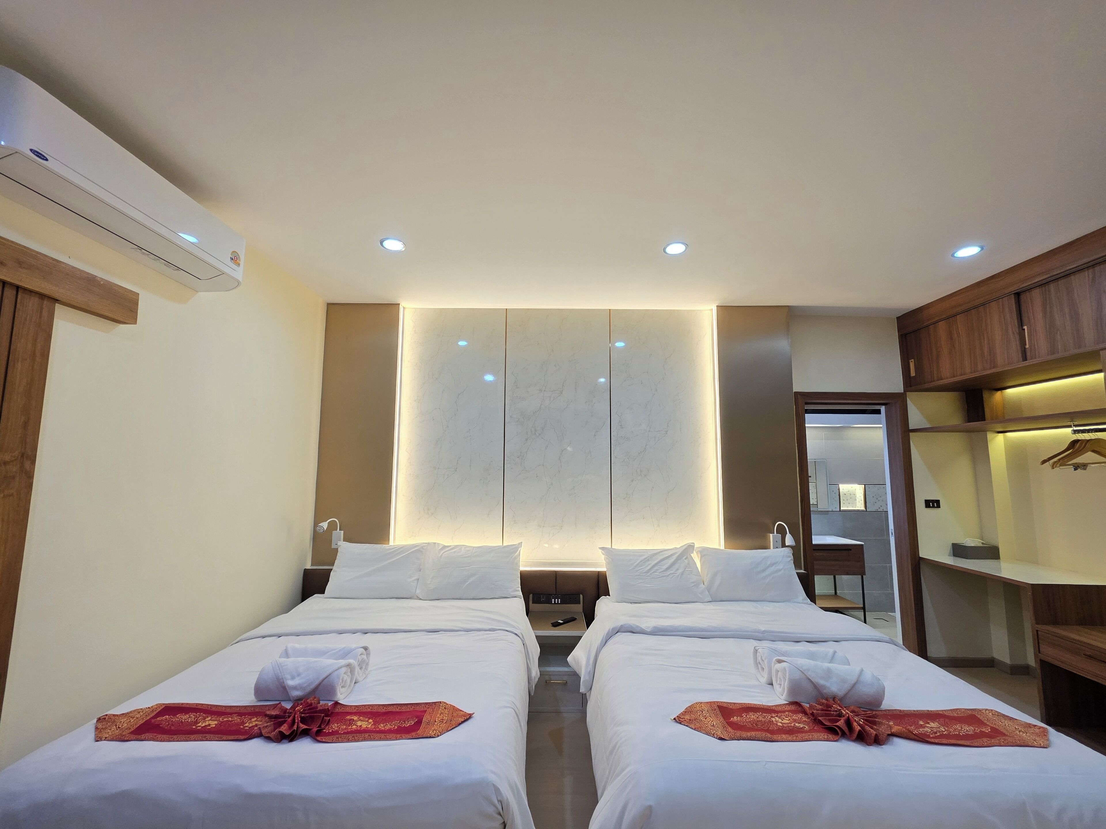 2 hálószoba, egyedi dekoráció, egyedi berendezés és íróasztal