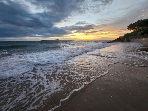 Playa en los alrededores y playa de arena blanca 