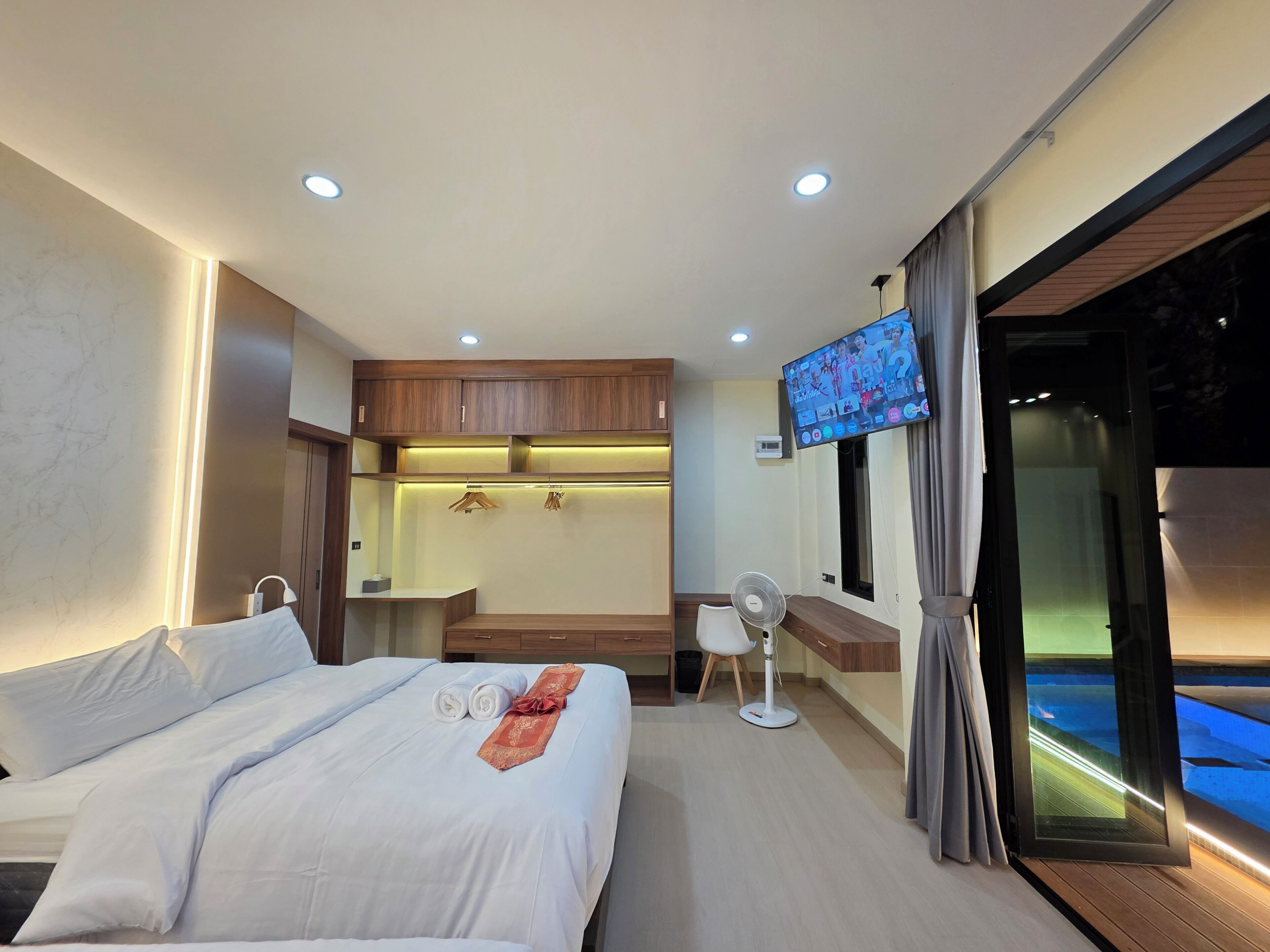 2 hálószoba, egyedi dekoráció, egyedi berendezés és íróasztal