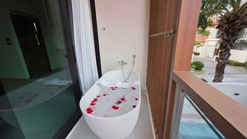 Deep-soaking bathtub