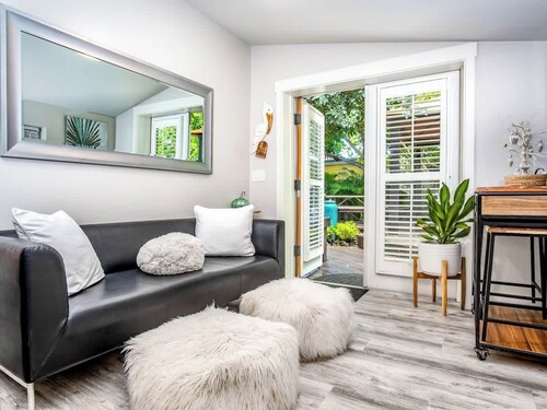 Honeymoon Banyan Suite near Higgs Beach