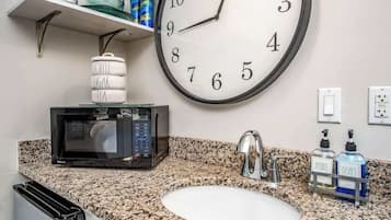 Kühlschrank, Mikrowelle, Wasserkocher mit Kaffee-/Teezubehör, Toaster