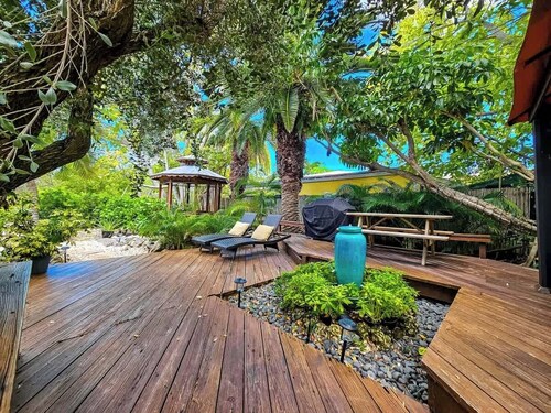 Honeymoon Palm Suite near Higgs Beach