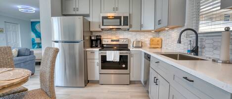 Jääkaappi, mikroaaltouuni, uuni, liesi