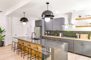 Geladeira, fogão, cooktop, lava-louças