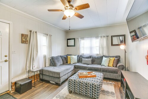 Backyard & Covered Porch! Cozy Mullins Retreat