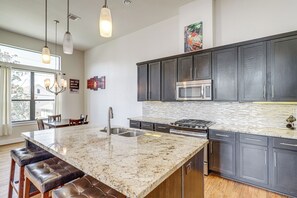 ثلاجة، ميكروويف، فرن، موقد طهي مسطح