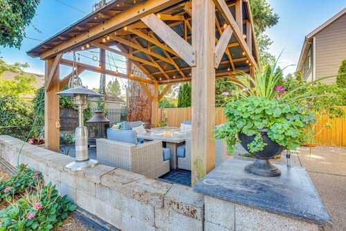 Pool, Hot Tub + Fire Pit: Family Home By U of O!