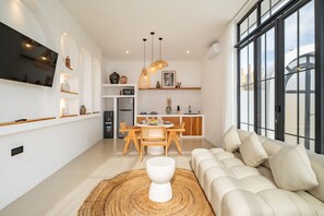 Smart TV - Brand New 2BR Villa w/ Rice Field Views in Pererenan (Pererenan)