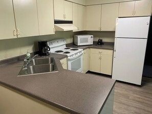 Fridge, microwave, oven, stovetop - Apartment near many locations. (Plymouth)