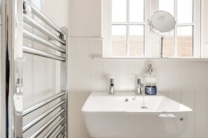 Regadera, secadora de cabello, toallas 