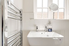 Bruser, hårtørrer, håndklæder