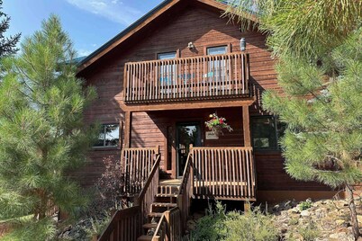 Secluded Cabin w/ Gorgeous Views, Wildlife, Deck, Near Amenities