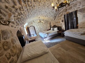 MAHZEN ODA | In-room safe, blackout drapes, soundproofing, free WiFi - Babussor konağı (Mardin)