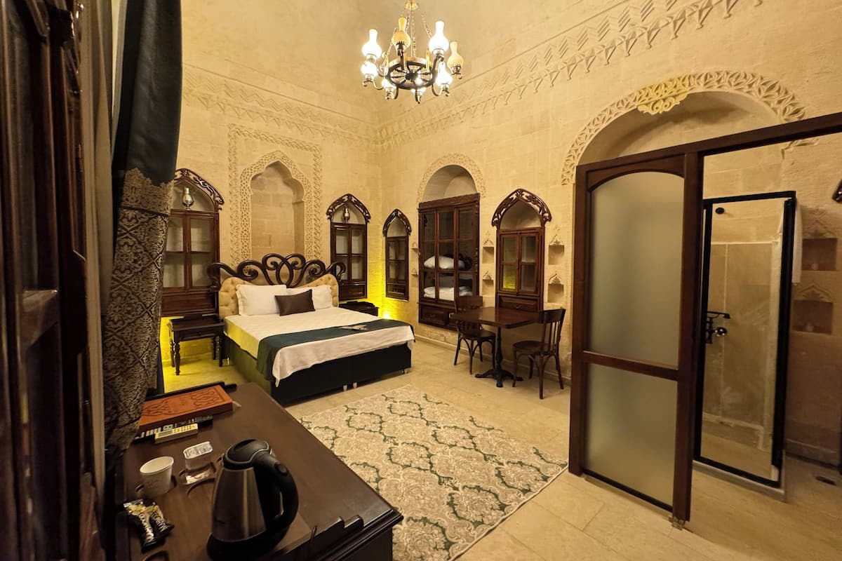 Deluxe Room, City View | 1 bedroom, in-room safe, blackout drapes, soundproofing