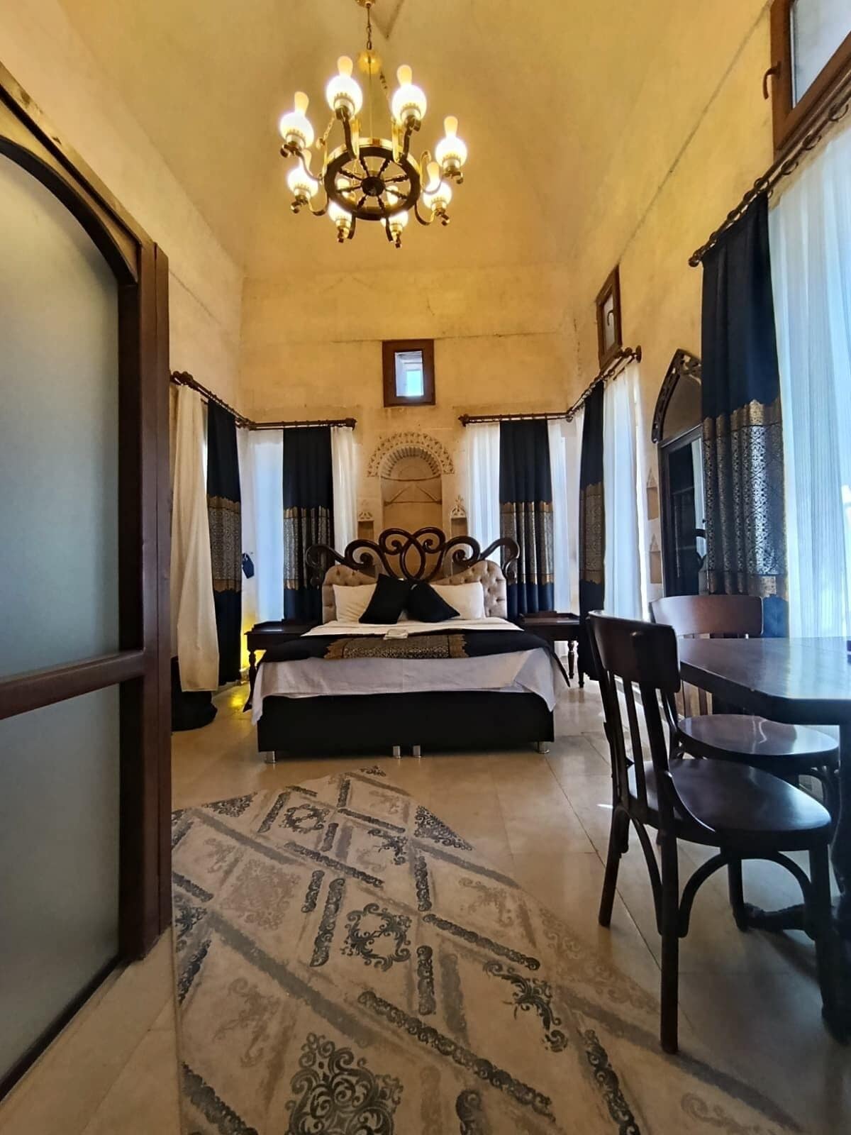 KALE ODASI | ตู้นิรภัยในห้องพัก, ผ้าม่านกันแสง, ห้องเก็บเสียง, Wi-Fi ฟรี