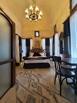 KALE ODASI | In-room safe, blackout drapes, soundproofing, free WiFi