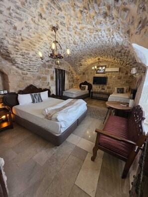 MAHZEN ODA | In-room safe, blackout drapes, soundproofing, free WiFi - Babussor konağı (Mardin)