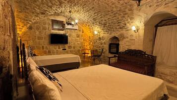 Design Room | 1 bedroom, in-room safe, blackout curtains, soundproofing