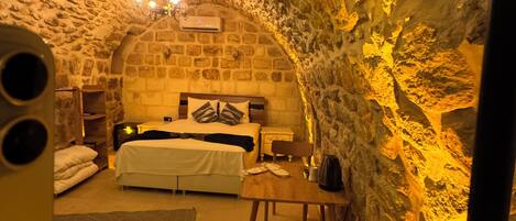 DARA (CAVE) ODA | In-room safe, blackout drapes, soundproofing, free WiFi