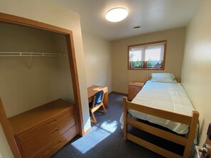 4 bedrooms, desk, WiFi, bed sheets