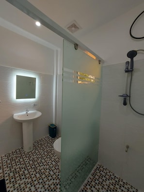 Kamar Twin Deluks, pemandangan kebun | Kamar mandi | Shower, handuk, sabun, dan sampo