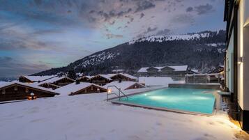 Piscine couverte, piscine extérieure, parasols de plage, chaises longues