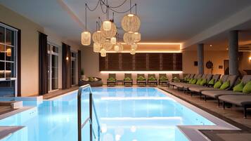 Piscine couverte, piscine extérieure, parasols de plage, chaises longues