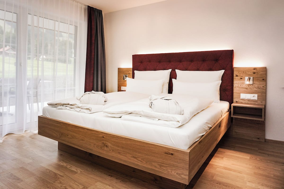 Hypo-allergenic bedding, iron/ironing board, free cots/infant beds