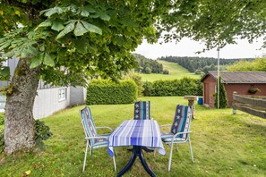 Outdoor dining - Apartment 'Ferienwohnung Ausblick' with Lake View, Shared Garden and Wi-Fi (Willingen (Upland))