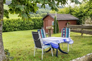 Outdoor dining - Apartment 'Ferienwohnung Ausblick' with Lake View, Shared Garden and Wi-Fi (Willingen (Upland))