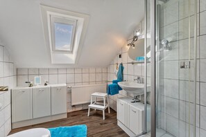 Een douche, een haardroger, handdoeken