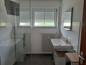 Douche, articles de toilette gratuits, sèche-cheveux