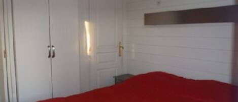 2 chambres, fer et planche à repasser