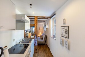 Frigorifero, forno, piano cottura, macchina per tè/caffè