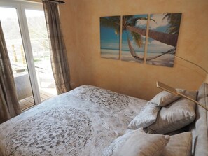 2 bedrooms, desk, iron/ironing board, free WiFi - Holiday Apartment 'Mediterranean Yellow House' with Private Pool, Sauna and Air Conditioning (Königheim)
