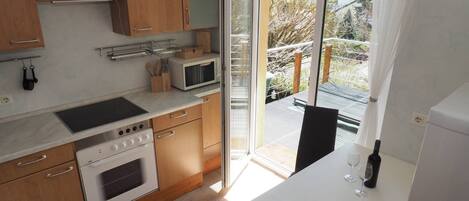 ثلاجة، ميكروويف، فرن، موقد طهي مسطح