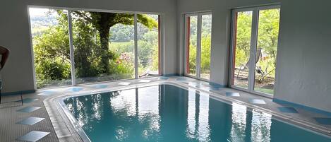 Een binnenzwembad, een verwarmd zwembad