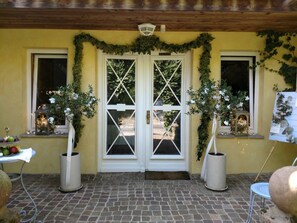 Terrace/patio - Holiday Apartment 'Mediterranean Yellow House' with Private Pool, Sauna and Air Conditioning (Königheim)