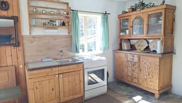 Refrigerador, horno, parrilla de estufa y cafetera y tetera