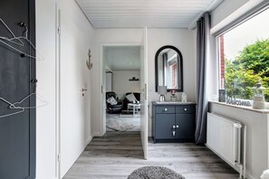 Interior - Apartment 'Nordsee-Ferienwohnung Halligland' with Terrace, Private Garden and Wi-Fi (Bredstedt)