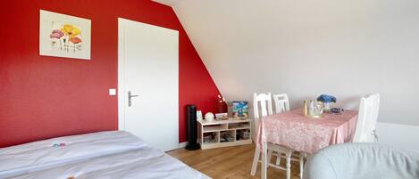 2 bedrooms, iron/ironing board, free WiFi, bed sheets