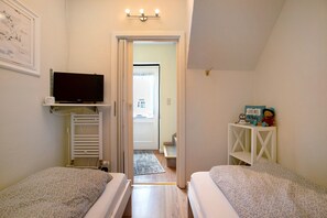 2 slaapkamers, een strijkplank/strijkijzer, gratis wifi, beddengoed